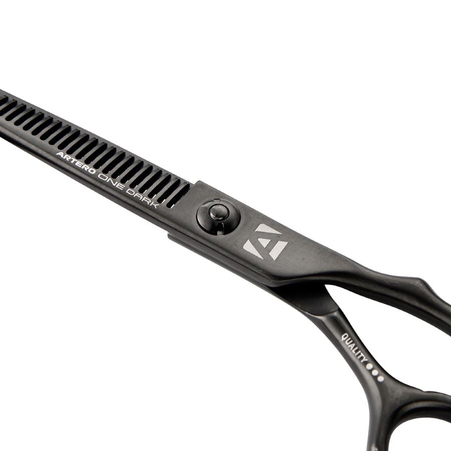 Ciseaux sculpteurs Artero One Dark 50 dents : gros plan sur les 50 dents en V
