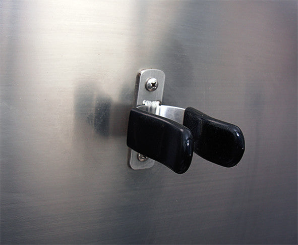 Baignoire inox de toilettage Phoenix Universal : gros plan de la fermeture aimantée