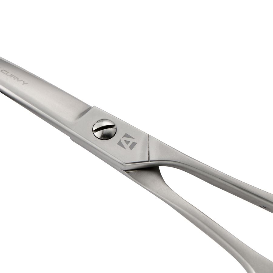 Ciseaux courbes microdentés Artero Satin Curvy : gros plan sur la lame courbe microdentée