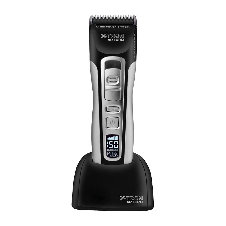 Tondeuse de finition Artero X-Tron : posée sur sa base de charge